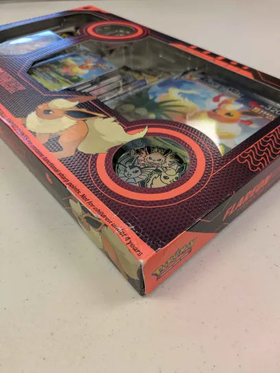 Pokemon: Flareon VMAX Premium Collection (SEE PHOTOS)